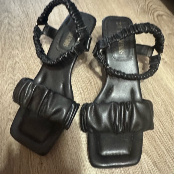 Shein black faux leather ruffle low heels - Picture 4 of 5